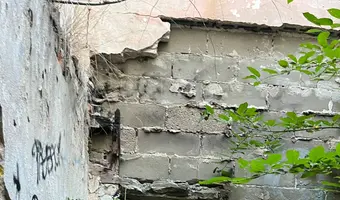 Opuszczony dom z basenem - zdjęcie 3/36