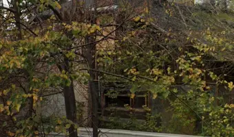 Zarośnięty domek