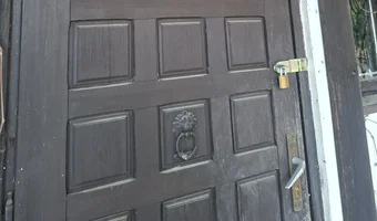 dwa opuszczone domki