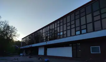 Hale targowe i biurowiec