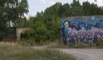 Opuszczona naprawia samochodów.
