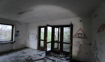 Duża ruina domu ze składem skrzyń - photo 2/4