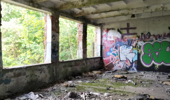 Opuszczona naprawia samochodów.