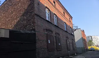 Ulica pełna opuszczonych kamienic