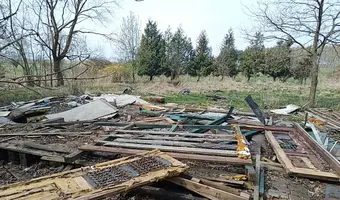 Opustoszała działka w środku niczego