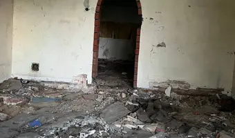 Opuszczony drewniany dom w lesie - zdjęcie 3/3