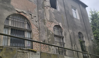 Opuszczona kamienica.