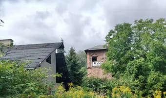 Niedokończona Willa i domek obok