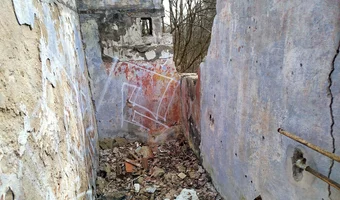 Spalony domek wojskowy