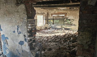 Opuszczony zakład z kominem