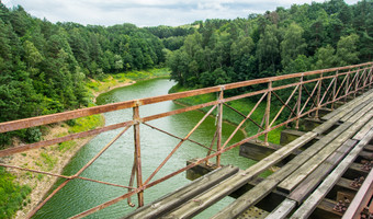 Most kolejowy nad Jeziorem Pilchowickim,