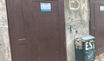 Opuszczony dobrze zachowany blok.