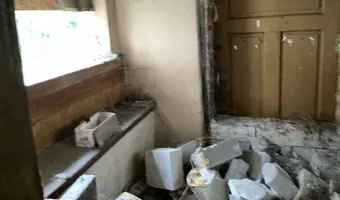 Kamienica z kupą wyposażenia