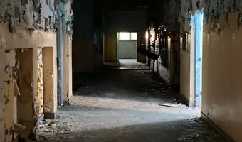 Szpitalna stołówka z kuchnią.