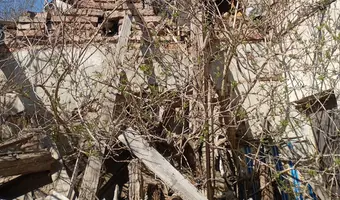 Opuszczony dom z lekko zawalonym dachem