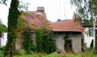 Opuszczony dom z lekko zawalonym dachem