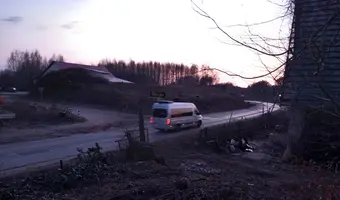 Opuszczony domek z garażem