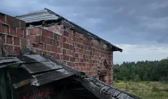 Niedokończona Willa i domek obok