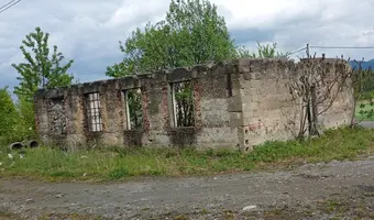 Opuszczony budynek zaplecza towarowego