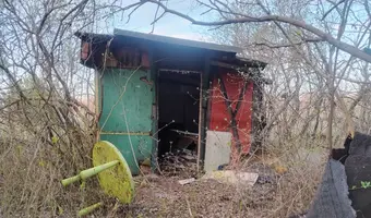 Opuszczony mały budynek - zdjęcie 2/3