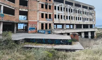 Duży niedokończony budynek koło portu Zadar