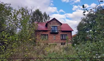 Ceglany dom dwurodzinny z piwnicą i szopą