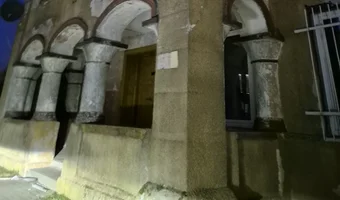 Częściowo opuszczony budynek