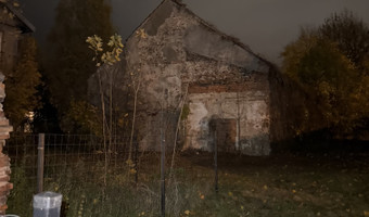 Stare zabytkowe stajnie na plebanii kościoła