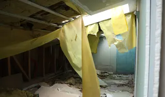 Opuszczone naczepy ciężarówek z budynkami