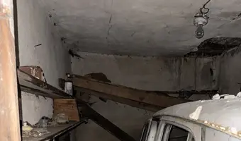 Opuszczony dom z samochodami - photo 4/4