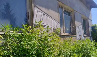 Opuszczony dom z garażem