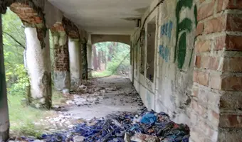Opuszczony dom z niedokończoną dobudówką