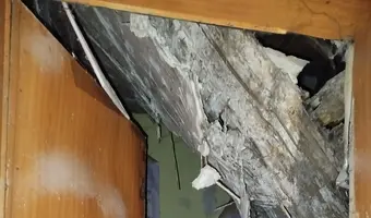 Kamienica z kupą wyposażenia