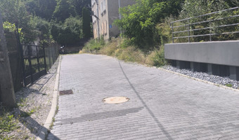 Częściowo opuszczona kamienica.