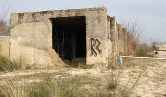 Budynek obok jeziora - zdjęcie 3/4