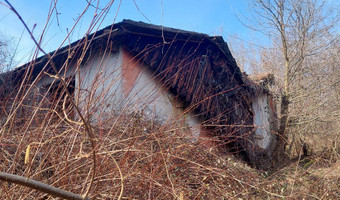 Opuszczony Dom z całkowicie zawalonym dachem,
