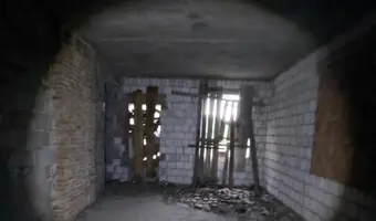 Opuszczony, podłużny dom z czerwonej cegły