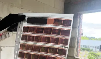 Opuszczona fabryka manekinów i rekwizytów reklamowych