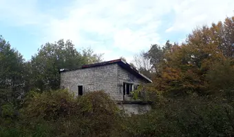 Opuszczony dom i stodoła