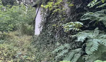Mały ceglany domek