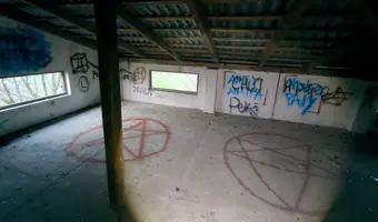 Duża ruina domu ze składem skrzyń - photo 4/4