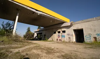 Opuszczona stacja benzynowa i McDonald's