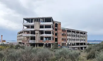 Duży niedokończony budynek koło portu Zadar