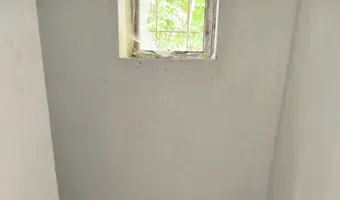 Opuszczony dom na skraju lasu