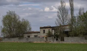 Opuszczony niedokończony dom z halą., Rzgów