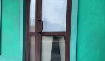 Opuszczony budynek z sklepem