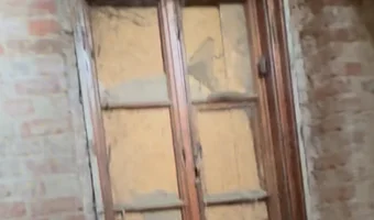 Opuszczony blok z garażami