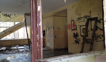 Opuszczony budynek przypominający szkołę,