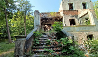 Opuszczony, zawalony i spalony dworek/willa