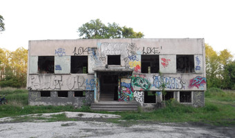Opuszczony dom w stanie surowym
